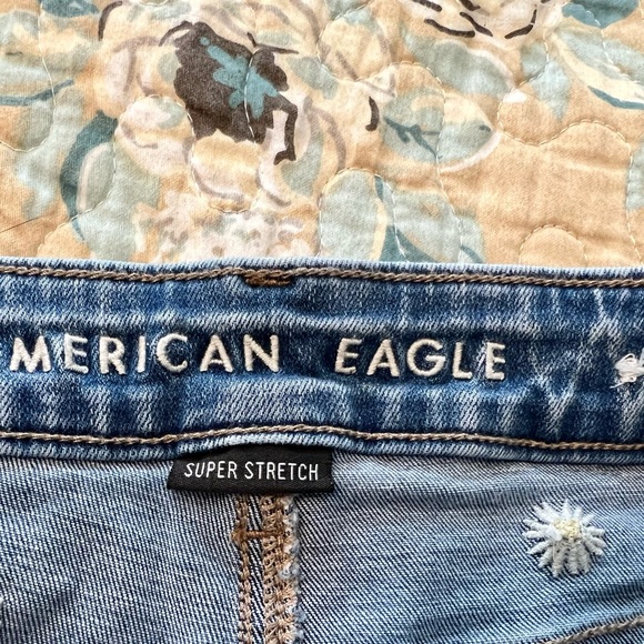 American Eagle Hi Rise Shortie w/Daisy design - Picture 4 of 6